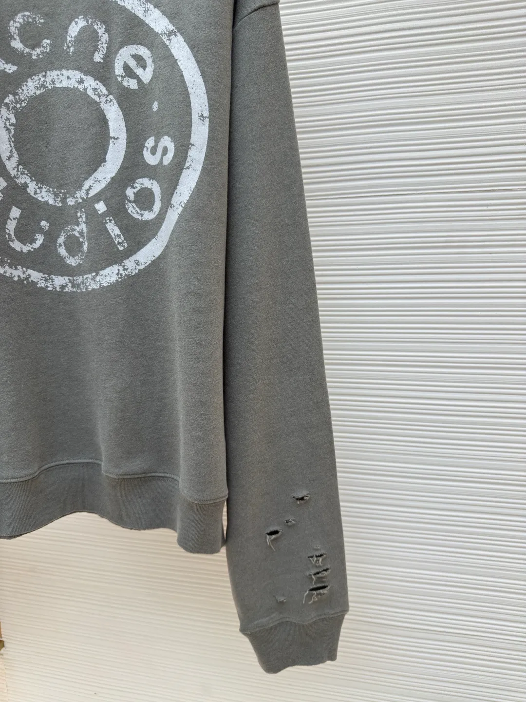 Acne Studios ripped distressed logo sweatshirt ●Authentic product: Purchased and developed in 1904 ●Item number: 1680378-A75 ●Fabric: Double-ply cotton plain fabric ●Technology: Distressed printing ●Version: Loose fit ●Weight: about 550 grams ●Size: S-M-L-XL ●Description: Customized dream-painted double-ply cotton plain fabric, excellent texture, comfortable and skin-friendly, with deep black as the main color Like the mottled rust on ancient copperware, the unruly soul of AcneStudios is engraved on the chest. The ingenious integration of hole elements and wanton swaying on the black canvas is a deliberate rebellion, a break away from the shackles of tradition, and unique in the wave of trends. Glue printing is used. The chest printing is modified three times with the film screen. The glue liquid paint is used to print the pattern on the fabric. The fabric is baked to fix the printed pattern. Many parts of the body of the garment are worn and worn by pure artificial regularity, and hand brush marks are added to the surface of the garment to add texture and depth to imitate the texture of natural wear and tear. The fabrics have been washed to give them a better feel and texture. They are not easy to deform, shrink or fade, and maintain their long-lasting beauty. The overall color is consistent with no color difference. It can be matched with the same style to create a fashionable look, and can be used in various occasions. Customized accessories, complete with three standards, the same style for men and women!